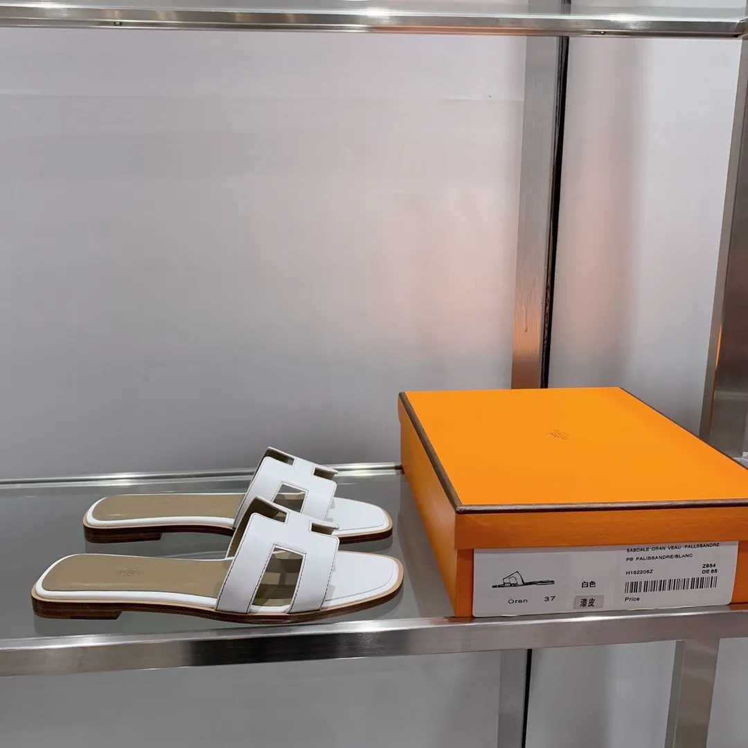 👟👟Ex-factory price 440👟👟 Hermes Hermes H slippers Oasis sandals series——————————Fashionable and versatile Super comfortable Every detail is made to the extreme Original swift calfskin Original 1:1 exclusive private mold upper/original leather outsole ▪️Packaging: Each pair of shoes comes with packaging ▪️SIZE: 35~42 (.40.41.42 customization is non-refundable and non-exchangeable)